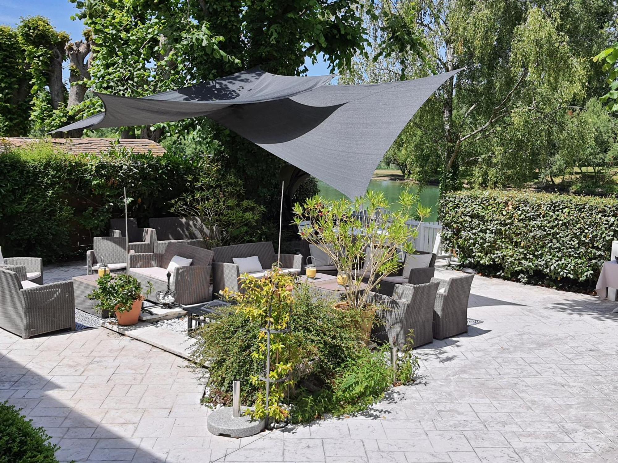 Logis - Hotel & Restaurant Le Gonfalon Germigny-l'Eveque Exterior photo