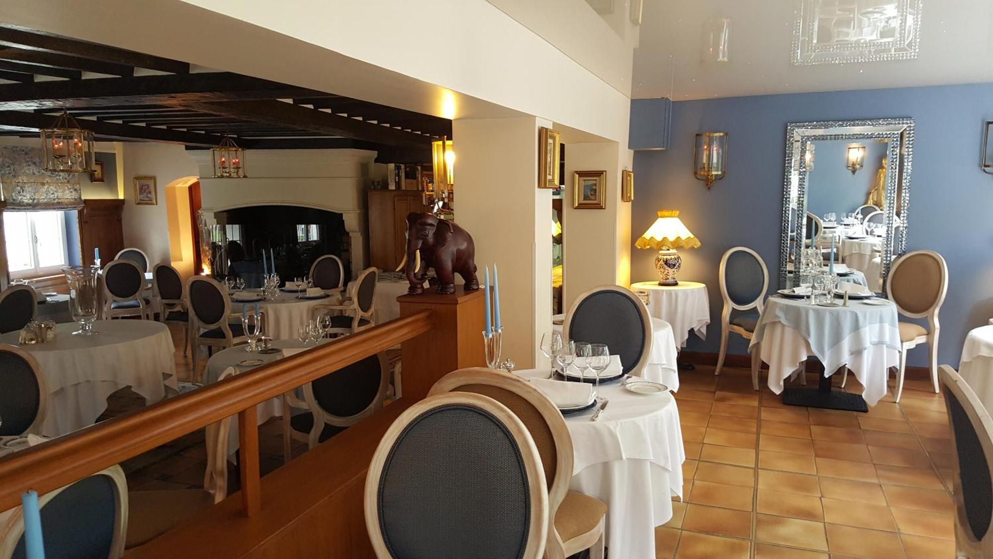 Logis - Hotel & Restaurant Le Gonfalon Germigny-l'Eveque Exterior photo