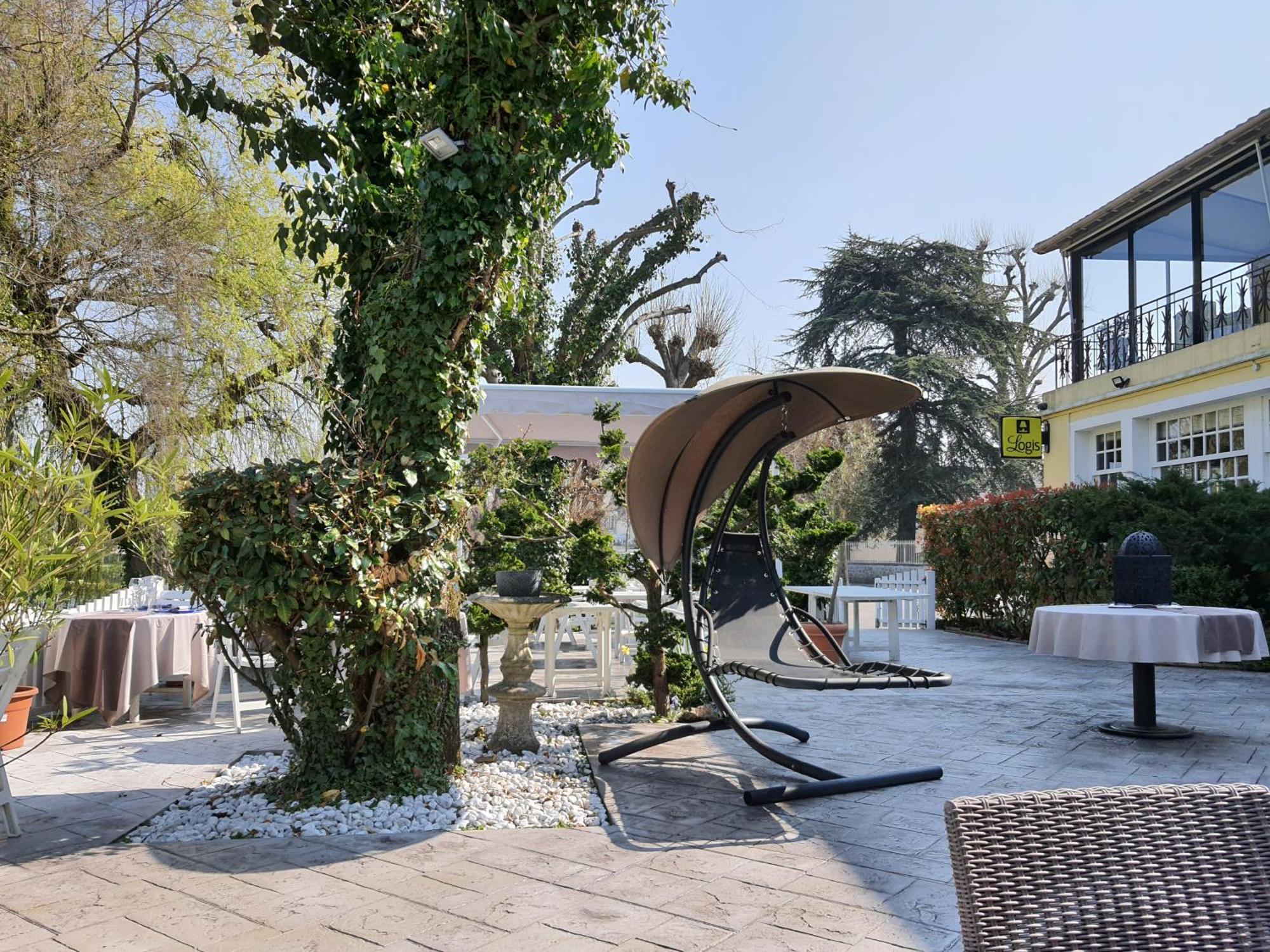 Logis - Hotel & Restaurant Le Gonfalon Germigny-l'Eveque Exterior photo