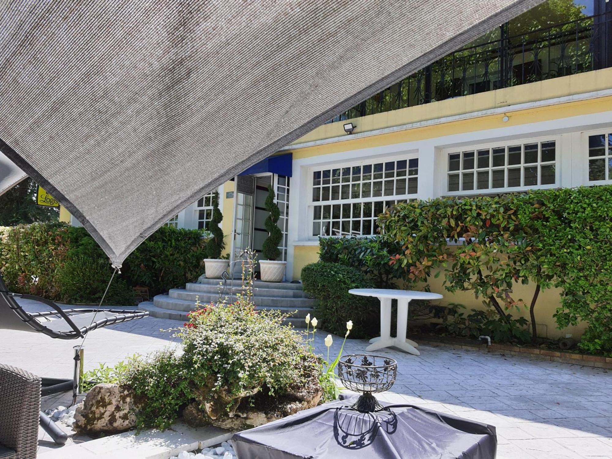 Logis - Hotel & Restaurant Le Gonfalon Germigny-l'Eveque Exterior photo