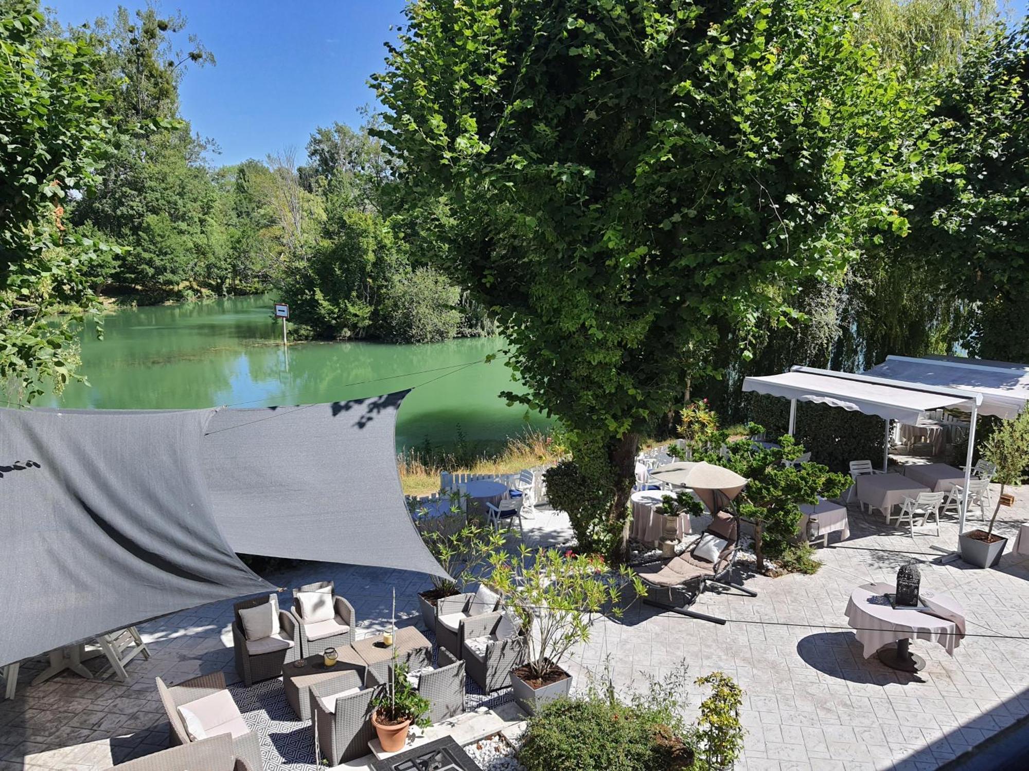 Logis - Hotel & Restaurant Le Gonfalon Germigny-l'Eveque Exterior photo