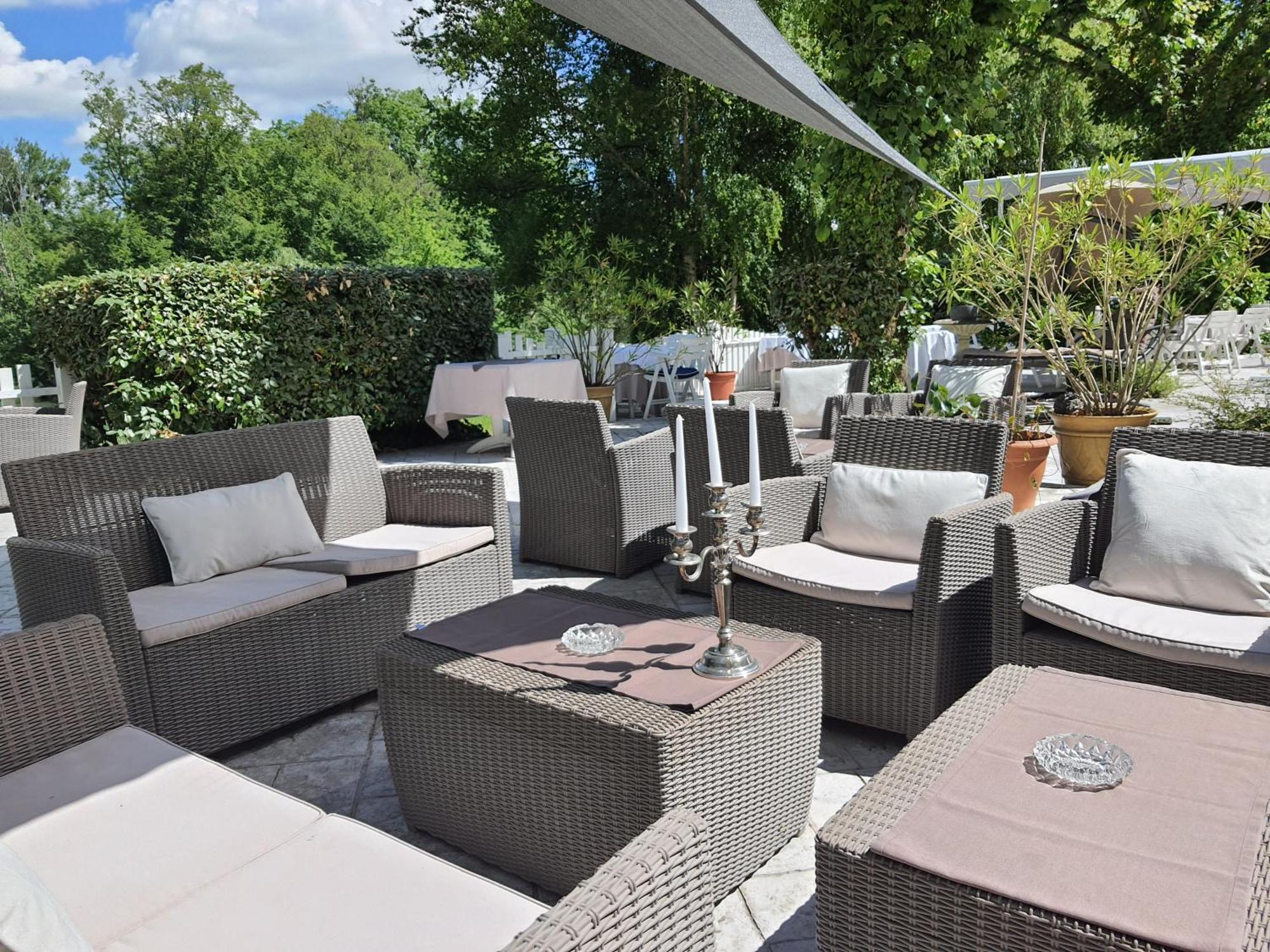 Logis - Hotel & Restaurant Le Gonfalon Germigny-l'Eveque Exterior photo